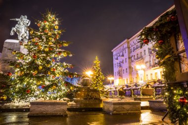 Yeni yıl tatilinde Tverskaya Meydanı. Noel Fuarı.