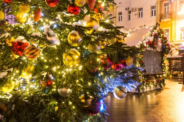 Tverskaya Meydanı şehrin Noel süsleri.