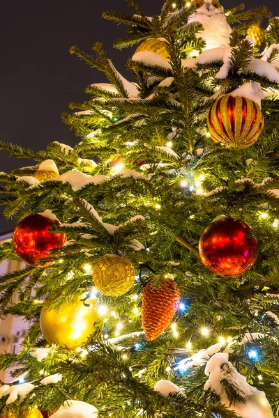 Рождественская елка с украшениями и рождественскими игрушками . — стоковое фото