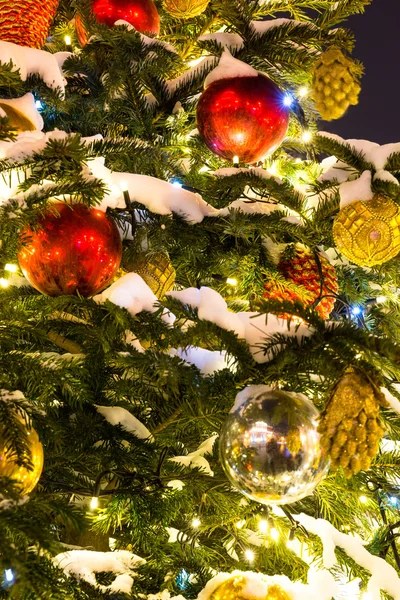 Árvore de Natal com decorações e brinquedos Cristmas . — Fotografia de Stock