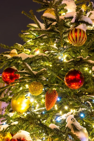 Рождественская елка с украшениями и рождественскими игрушками . — стоковое фото