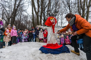 Maslenitsa (krep hafta). Adam ateş kış bir büst için ayarlar..