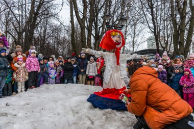 Maslenitsa (krep hafta). Adam ateş kış bir büst için ayarlar..