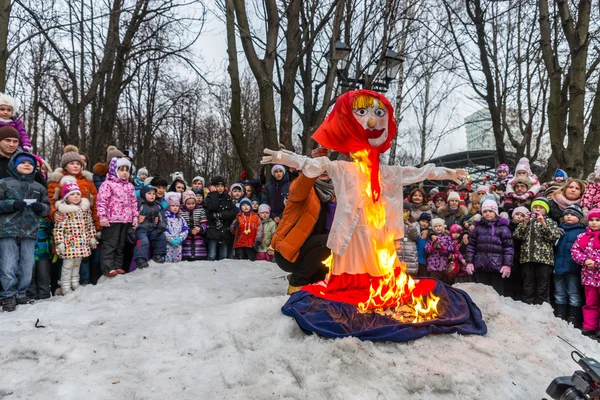 Maslenitsa (minggu pancake). Seorang pria membakar patung musim dingin. . — Stok Foto