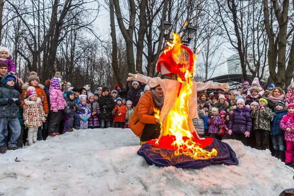 Maslenitsa (semaine des crêpes). L'homme met le feu à l'effigie de l'hiver . — Photo