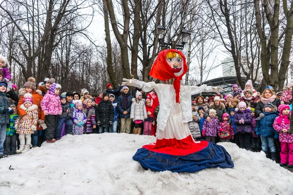 Maslenitsa (krep hafta). Kış, insanlarla effigy. Stok Resim