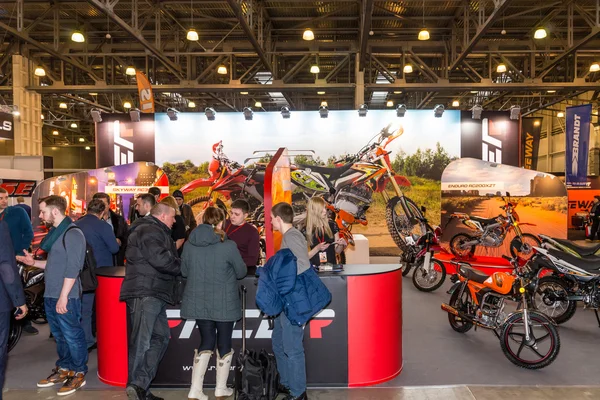 Motopark-2015 (BikePark-2015). As pessoas estão olhando para o stand com motocicletas e scooters . — Fotografia de Stock