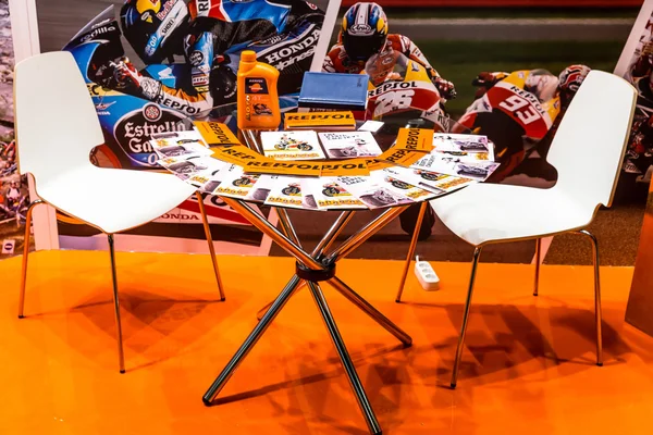 Motopark-2015 (BikePark-2015). Mesa con folletos cerca del stand de exposición . —  Fotos de Stock