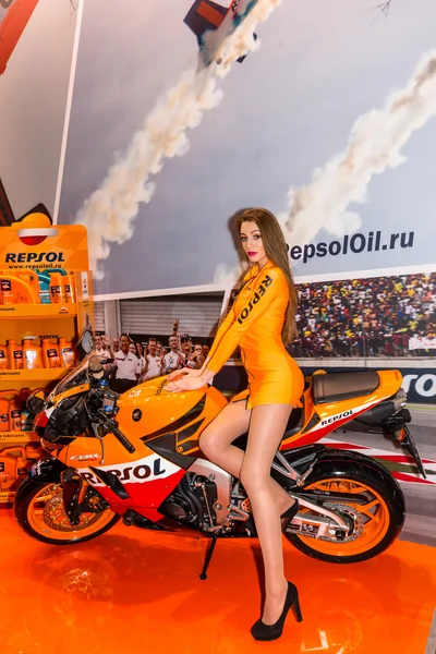 Motopark-2015 (BikePark-2015). Bella ragazza sulla moto sportiva vicino allo stand con oli . — Foto Stock