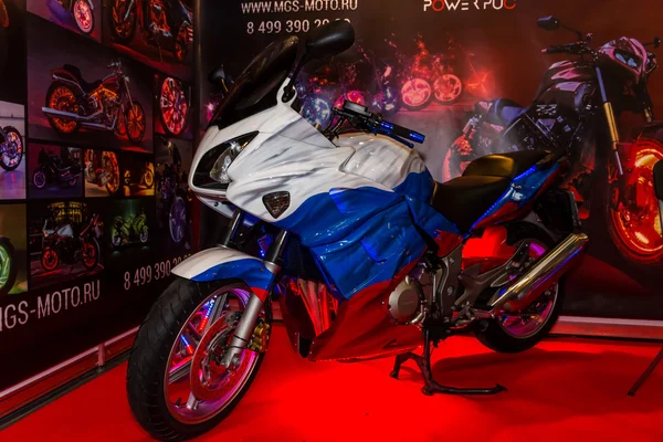 Motopark-2015 (BikePark-2015). The exhibition stand of the tuning Studio for motorcycles MGS-Moto. The motorcycle (sportbike) is painted in the colors of the Russian Flag. — Stock Photo, Image