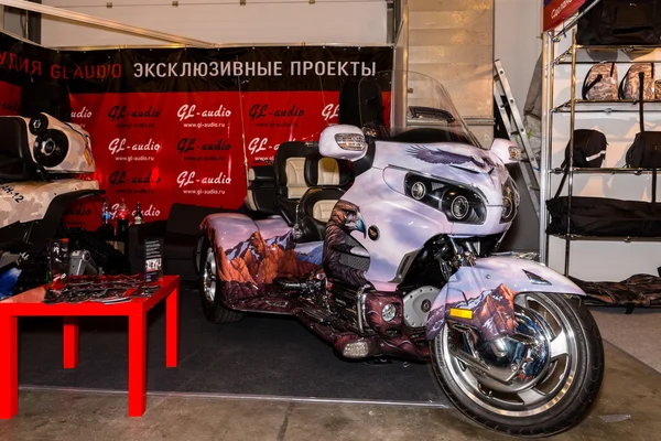 Motopark-2015 (BikePark-2015). O stand de exposições do estúdio GL-Audio. Triciclo (Trike) Honda . — Fotografia de Stock