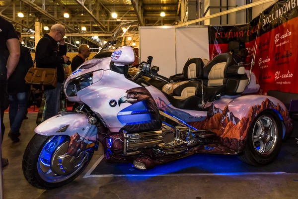 Motopark-2015 (BikePark-2015). O stand de exposições do estúdio GL-Audio. Triciclo (Trike) Honda. Os visitantes estão olhando para o stand . — Fotografia de Stock