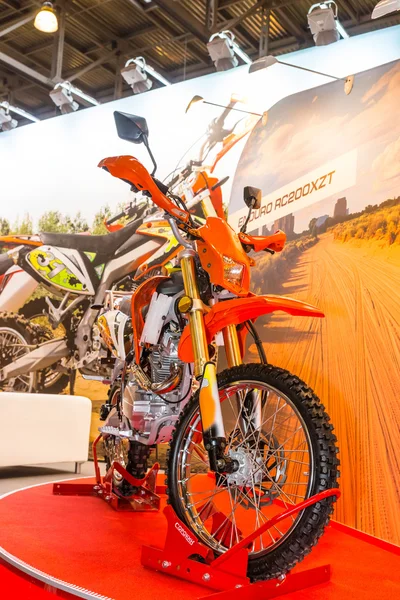 Motopark-2015 (BikePark-2015). The exhibition stand with motorcycle (bike) Enduro Racer RC200XZT. — Stock Photo, Image