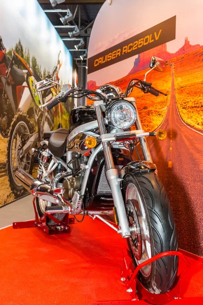 Motopark-2015 (BikePark-2015). El stand de exposición de Racer. La motocicleta Racer Cruiser RC250LV . —  Fotos de Stock