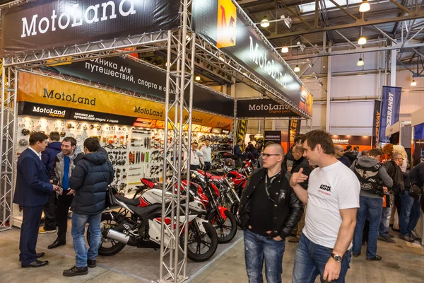 Motopark-2015 (BikePark-2015). Stand espositivo di MotoLand. Visitatori che guardano lo stand e comunicano con i rappresentanti dell'azienda . — Foto Stock