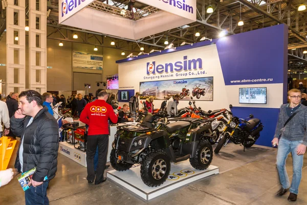 Motopark-2015 (BikePark-2015). O stand de exposições com motocicletas e ATVs . — Fotografia de Stock