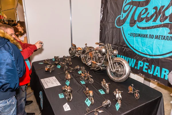 Мотопарк-2015 (BikePark-2015). Экспозиция Pegar (художник). Витрина с металлическими моделями настоящих мотоциклов. Рукоделие . — стоковое фото