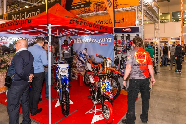 Motopark-2015 (BikePark-2015). The exhibition stand with motorcycles. People are watching the motorcycles. — Stock Photo, Image