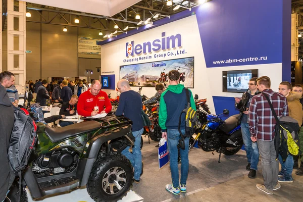 Motopark-2015 (BikePark-2015). O stand de exposições com motocicletas e ATVs . — Fotografia de Stock