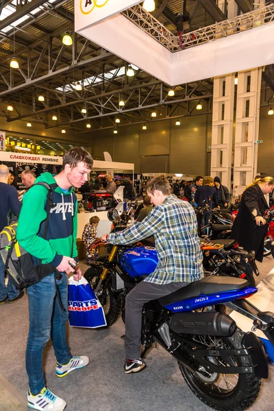 Motopark-2015 (バイクパーク-2015)。訪問者はバイクを選んでいます。. — ストック写真