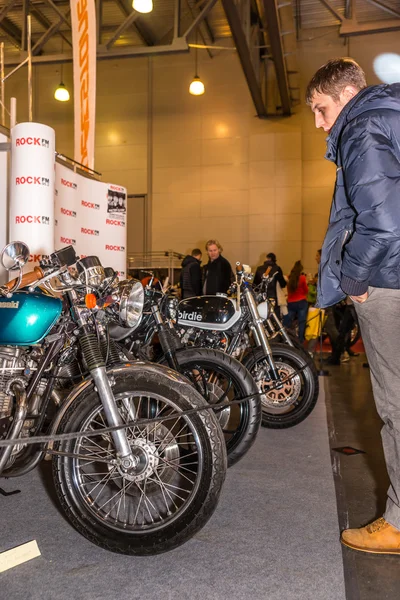 Мотопарк-2015 (BikePark-2015). Стенд с мотоциклами. Посетитель считает мотоциклы . — стоковое фото