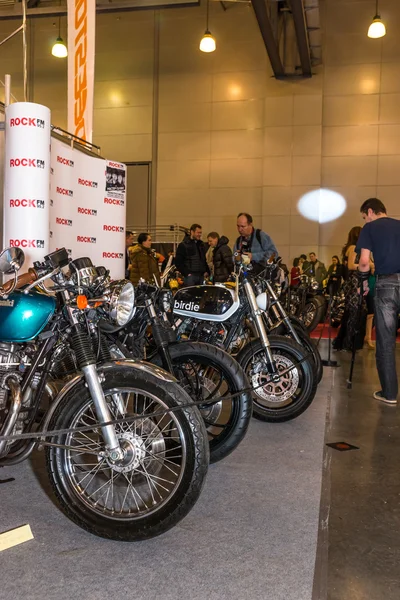 Motopark-2015 (バイクパーク-2015)。オートバイの展示スタンド. — ストック写真
