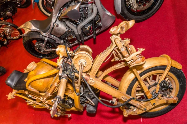 Motopark-2015 (BikePark-2015). Custom Zone. Motorcycle maded from a tree. Handmade. — Stock Photo, Image