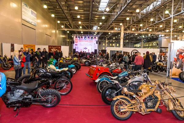 Motopark-2015 (BikePark-2015). Zona Personalizada. Los visitantes están viendo en las motocicletas únicas . —  Fotos de Stock