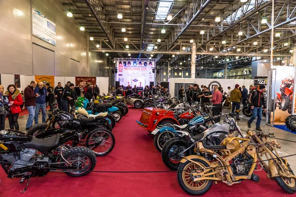 Motopark-2015 (BikePark-2015). Zona Alfandegária. Os visitantes estão assistindo nas motocicletas únicas . — Fotografia de Stock