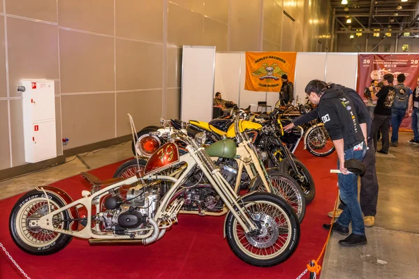 Motopark-2015 (BikePark-2015). Zona Personalizada. Los visitantes están viendo en las motocicletas únicas . — Foto de Stock