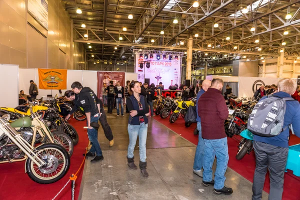 Motopark-2015 (BikePark-2015). Zona Personalizada. Los visitantes están viendo en las motocicletas únicas . —  Fotos de Stock