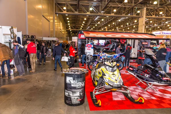 Motopark-2015 (BikePark-2015). O stand de exposições Motul. Os visitantes estão a ver o stand. . — Fotografia de Stock