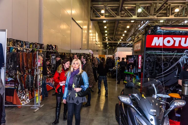 Motopark-2015 (BikePark-2015). I visitatori stanno camminando attraverso la mostra. Guardano gli stand della mostra . — Foto Stock