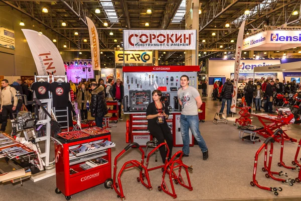 Motopark-2015 (BikePark-2015). O stand de exposição da loja de ferramentas Sorokin . — Fotografia de Stock