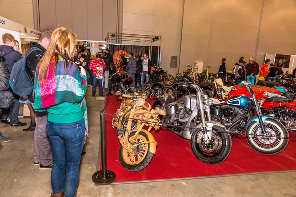 Motopark-2015 (Bikepark-2015). Custom Zone. Besökarna tittar på de unika motorcyklarna. — Stockfoto