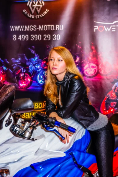 Мотопарк-2015 (BikePark-2015). Выставочный стенд тюнинг-студии для мотоциклов MGS-Moto. Красивая девушка на мотоцикле . — стоковое фото