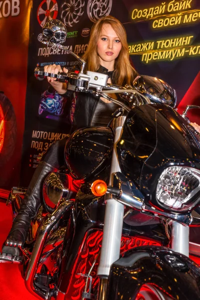 Motopark-2015 (BikePark-2015). El stand de exposición del estudio de tuning para motocicletas MGS-Moto. Hermosa chica en la motocicleta . —  Fotos de Stock