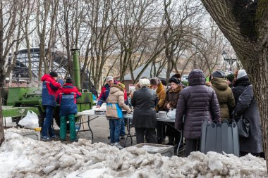 Maslenitsa kutlama (krep hafta). 