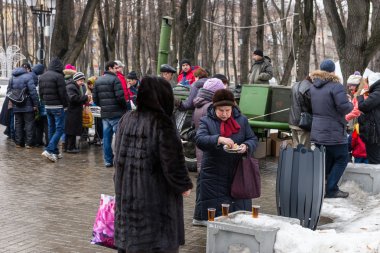 Maslenitsa kutlama (krep hafta). 
