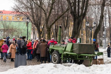 Maslenitsa kutlama (krep hafta). 