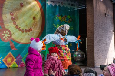 Maslenitsa kutlama (krep hafta). 