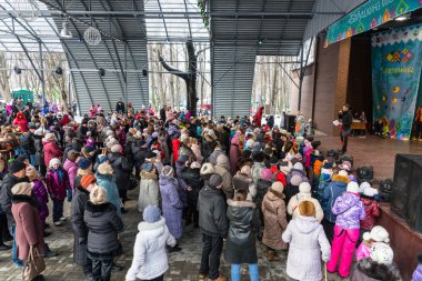 Maslenitsa kutlama (krep hafta). 