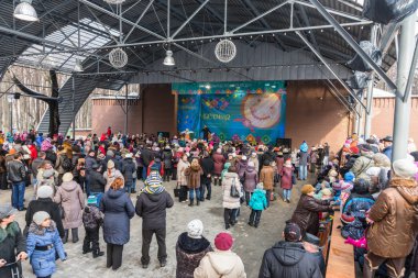 Maslenitsa kutlama (krep hafta). 