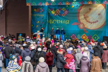 Maslenitsa kutlama (krep hafta). 