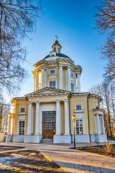 De tempel van de Vladimir ikoon van de moeder van God in het landgoed Vinogradovo. — Stockfoto