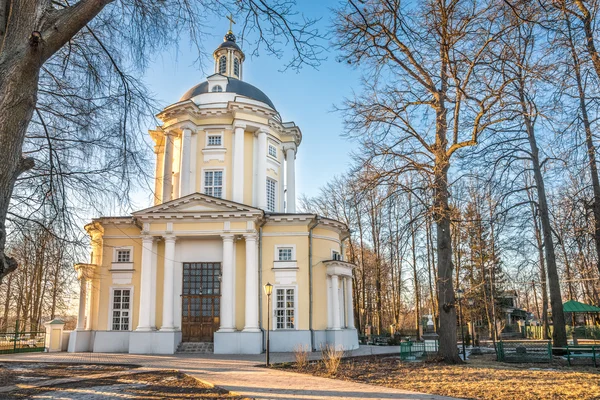 O Templo do Ícone Vladimir da Mãe de Deus na propriedade Vinogradovo . — Fotografia de Stock