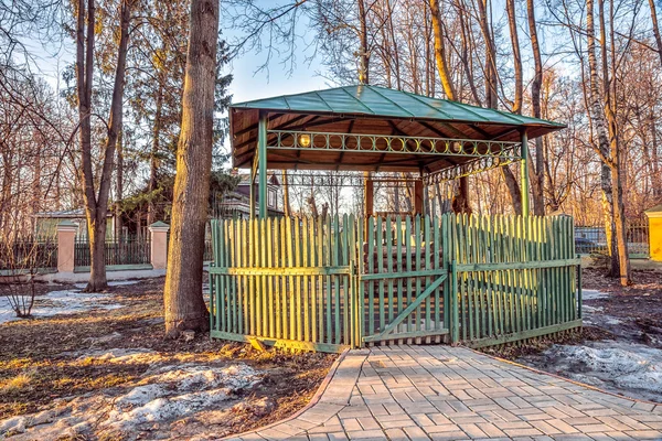 Le puits d'eau près du temple de l'icône Vladimir de la Mère de Dieu dans le domaine Vinogradovo . — Photo