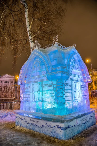 Ледяная скульптура: Ледяной дом . — стоковое фото