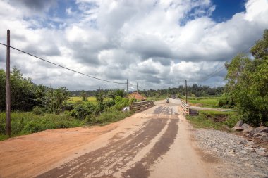 Küçük yol alanları ve orman çevrili.