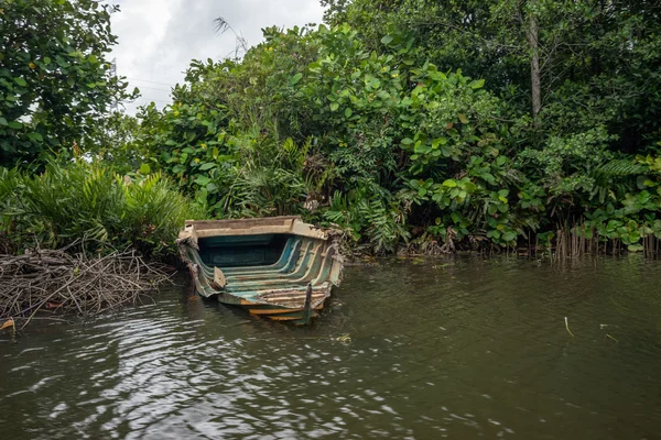 Nehir kıyısında kırık tekne. — Stok fotoğraf
